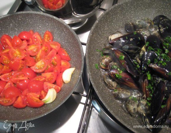 В другой сковороде разогреть 1 ст. ложку оливкового масла, добавить дольку чеснока и помидоры. Посолить, поперчить. Потушить помидоры 5 минут на небольшом огне. Чеснок выкинуть.