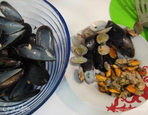 Морепродукты достать, очистить, оставить только несколько в раковинах для подачи.