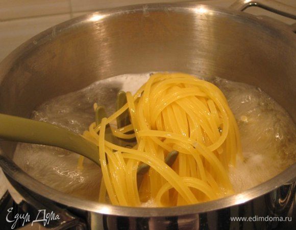 Тем временем отварить пасту по времени, указанному на упаковке.