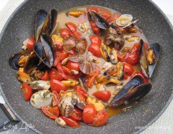 Соус, где готовились морепродукты, уварить примерно до полстакана, процедить через несколько слоев марли. Соус вернуть в сковороду, выложить готовые помидоры, морепродукты, прогреть.