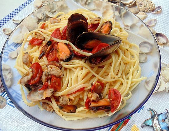 Пасту смешать с соусом, подавать сразу же. Приятного аппетита!