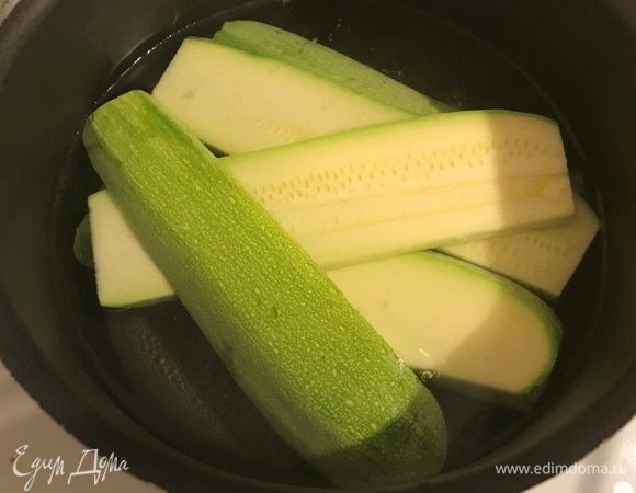 Небольшие кабачки нарезать слайсами (3–4 мм). Опустить в кипящую воду и бланшировать примерно 2–3 минуты. 