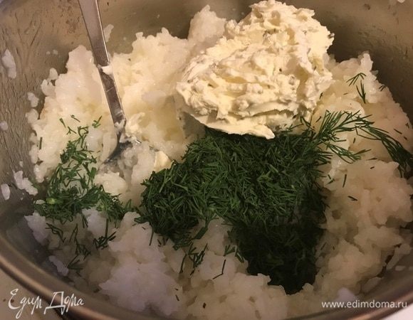 Соединить рис, рубленый укроп и творожный сыр. Приправить солью и перцем по вкусу и аккуратно перемешать.