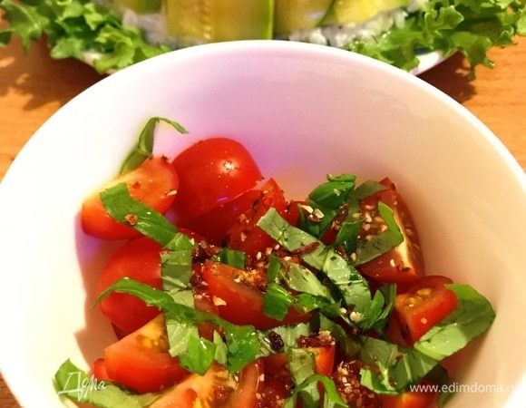 Для подачи приготовить салат: нарезать черри на 4 части, добавить рубленый базилик, приправить солью и перцем, полить оливковым маслом.