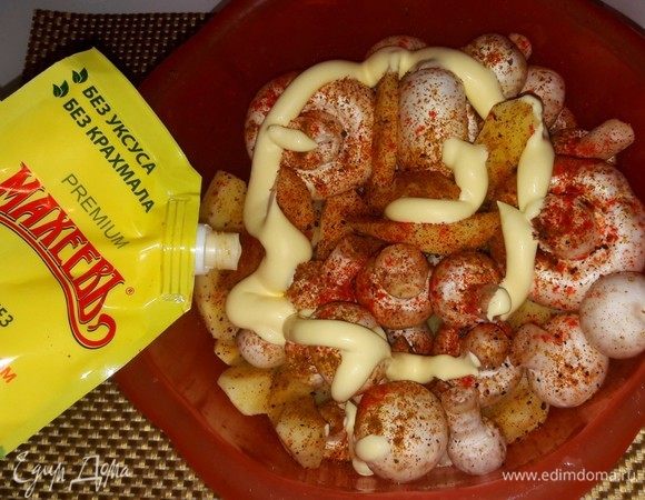 Когда рулька промаринуется, просто запекаем ее в рукаве при 200°С 2,5 часа, после чего разрезать рукав и запечь еще до румяной корочки.
А пока рулька готовится, в картофель и шампиньоны добавить майонез ТМ «МахеевЪ», паприку, или любые пряные специи.