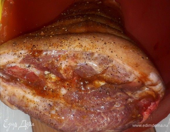 Убираем рульку мариноваться на 3 часа, а еще лучше, если оставить ее на всю ночь.