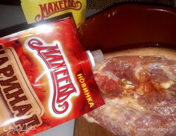 Рульку надрезать в нескольких местах до кости, в надрезы вложить дольки чеснока, обильно смазать маринадом от ТМ «МахеевЪ» и майонезом этой же марки, также добавить смесь перцев.