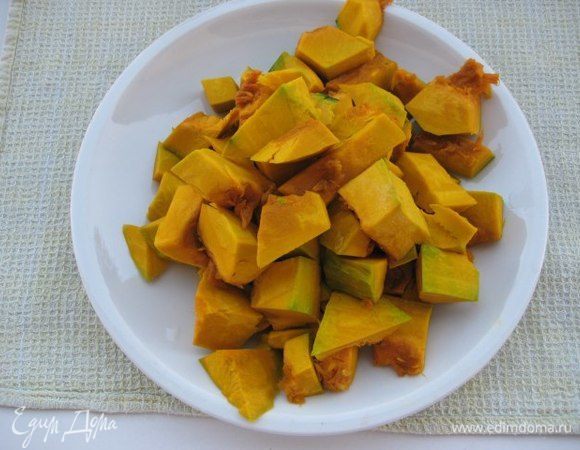 Тыкву очистить от кожуры и семян и нарезать кубиками.