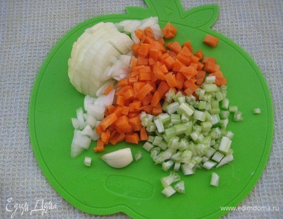 Очистить овощи, нарезать кубиком. Зубчик чеснока разрезать вдоль.