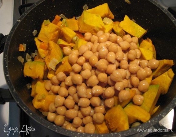 Для супа я использовала уже готовый консервированный нут, с него нужно слить жидкость. Добавить нут и тыкву к овощам.
