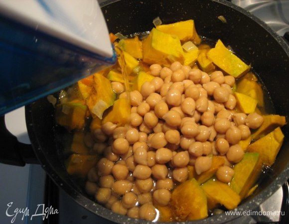 Залить водой, вода должна только покрывать овощи. Посолить, поперчить, посыпать сухим розмарином, довести до кипения, убавить огонь и готовить полчаса.