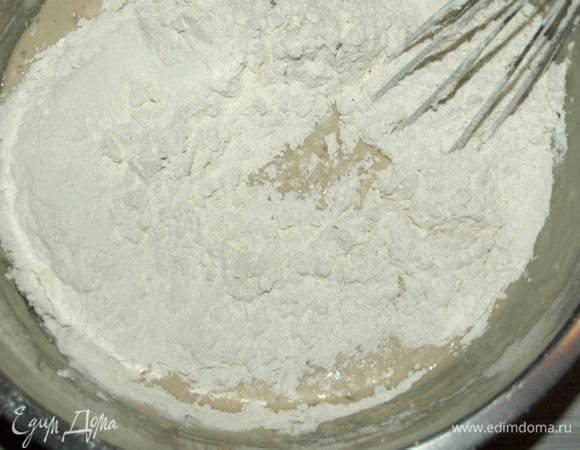 Соединить просеянную с разрыхлителем муку и яично-йогуртовую смесь. Перемешать.