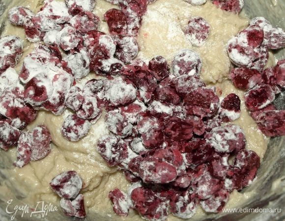 Добавить вишню.