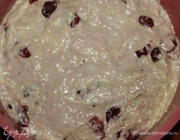 Перекладываем в форму для выпечки. Отправляем в заранее разогретую до 180°С духовку и выпекаем 45–50 минут. Готовность проверить бамбуковой палочкой. 