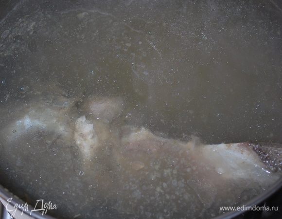 Наливаем в кастрюлю 4 литра отфильтрованной воды и варим говяжий бульон. Солим бульон по вкусу. Пока бульон варится, приготовим зажарку для щей.