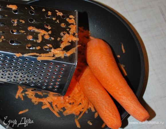 Натрем на крупной терке 2 большие моркови или 3 средние, морковь не жалейте, и 2 большие луковицы.