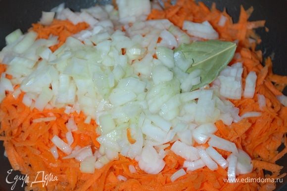 Начнем обжаривать морковь и лук на сковороде на растительном масле, добавим 1 лавровый лист.