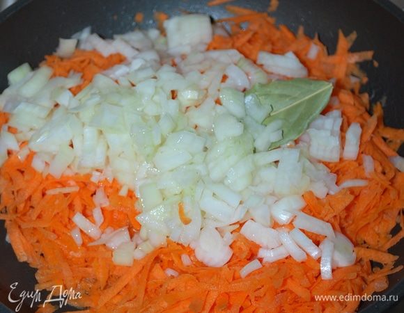 Начнем обжаривать морковь и лук на сковороде на растительном масле, добавим 1 лавровый лист.