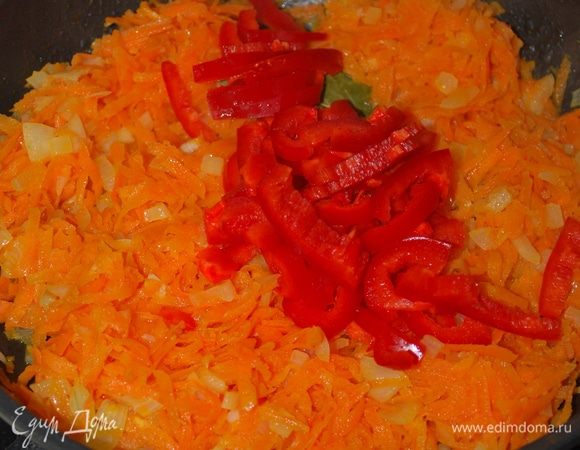 Как только лук и морковь станут золотистыми и зажарятся, добавим 1 крупный порезанный болгарский перец.