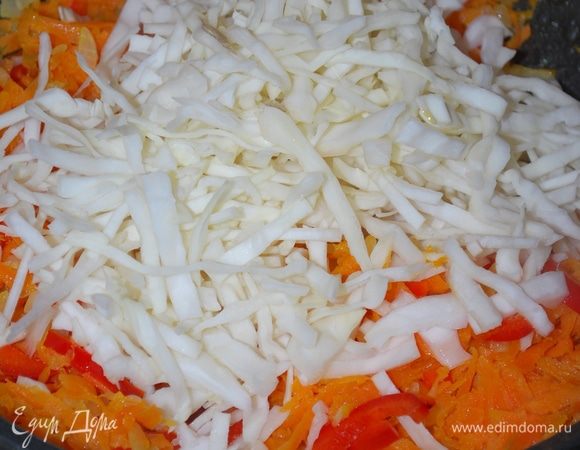 Добавим большую горсть порезанной капусты, перемешаем и все вместе обжариваем.