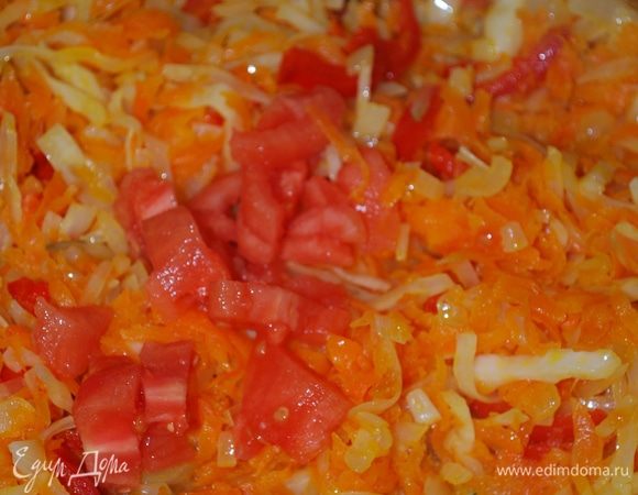 Минут через семь добавим свежие порезанные помидоры, с них я убрала шкурку. Тушим до мягкости капусты.