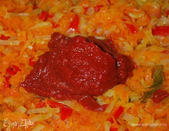 К зажаренным овощам добавим 2 столовые ложки томатной пасты.