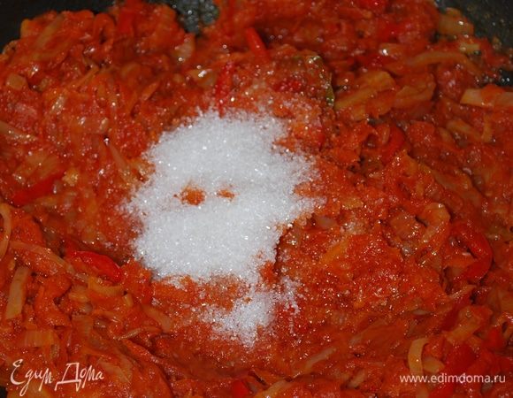 Добавим 1 столовую ложку сахара, все вместе обжарим в течение нескольких минут. Зажарка готова.