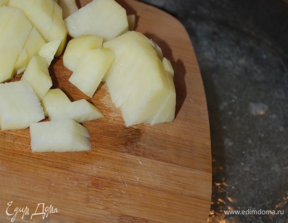 Добавим сразу мелко порезанные две картофелины.