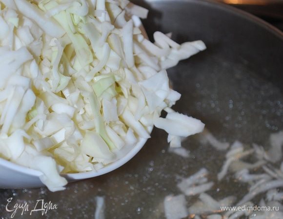 И сразу добавим порезанную капусту. Капусты примерно надо на мое количество бульона 4 часть среднего кочана. Если любите густые щи, капусты кладите больше.