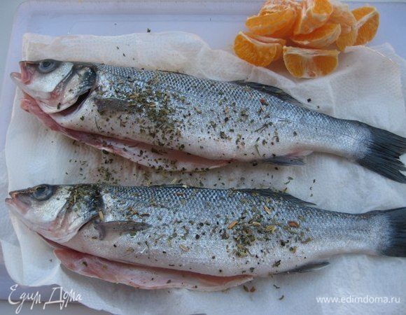 Сибаса почистить от чешуи, удалить внутренности, жабры, помыть, обсушить бумажными полотенцами, посолить, поперчить, посыпать специями, в брюшко положить веточки свежого тимьяна. Мандарины очистить, разобрать на дольки.