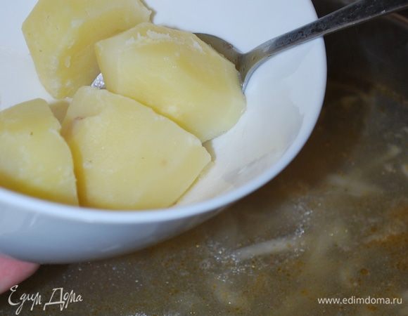 Крупный картофель сварился, достаем его.