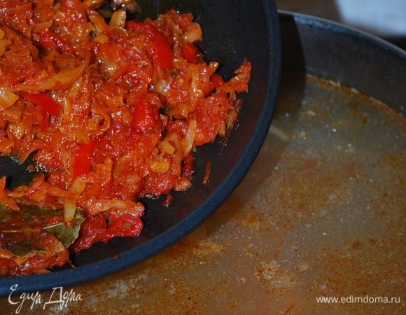 И капуста, и картофель сварились, кладем в бульон нашу зажарку. Все хорошо перемешиваем и провариваем все вместе в течение нескольких минут.