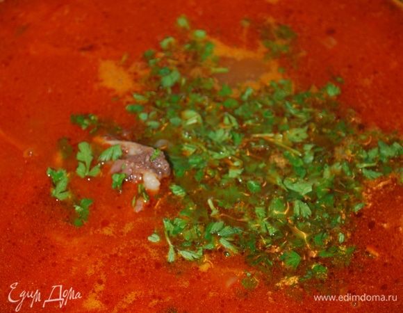 В самом конце добавляем зелень. Закрываем крышкой и даем щам минут 10 настояться.