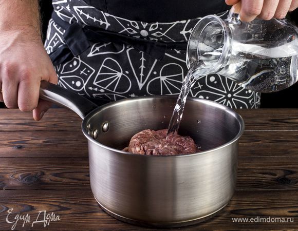 Мясо промойте и выложите в кастрюлю, залейте холодной водой и поставьте на огонь. Доведите до кипения. Если появится пена, снимите ее шумовкой.