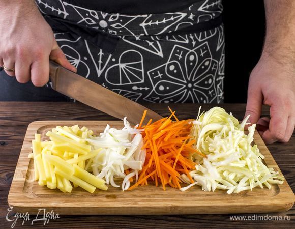 Нашинкуйте капусту, картофель очистите и нарежьте маленькими брусочками. Очистите и нарежьте лук и морковь. 