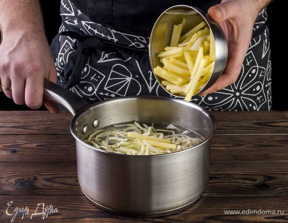 Положите в мясной бульон капусту и картофель, доведите до кипения. 