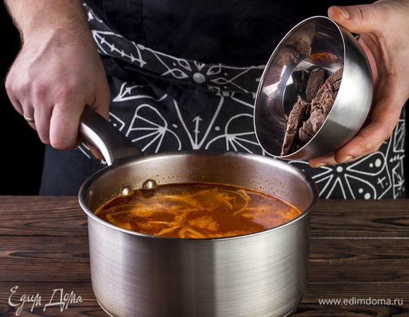 Добавьте мясо и готовьте щи 15 минут.