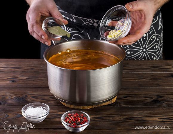 За 5 минут до окончания приготовления щей добавьте специи, лавровый лист и предварительно раздавленный чеснок.