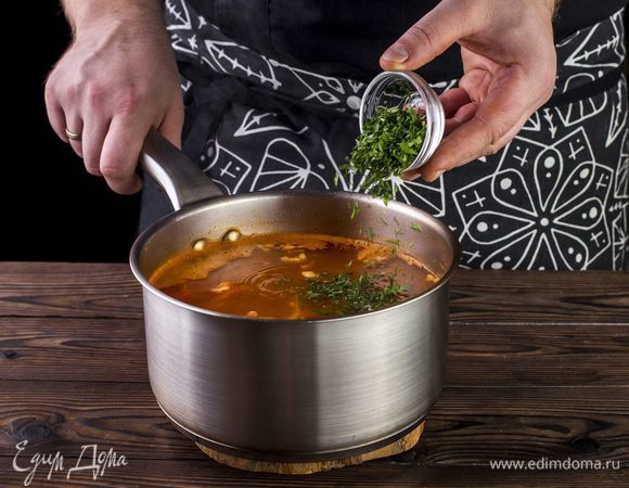 Посыпьте щи сверху свежей зеленью и снимите с огня. 