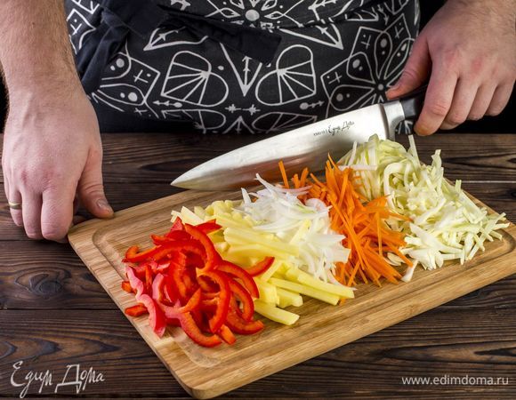 Очистите лук и морковь, картофель, перец болгарский и капусту. Овощи нарежьте.