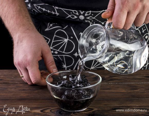 Чернослив промойте в теплой воде и нарежьте соломкой. 