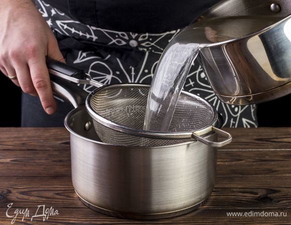 Бульон процедите.