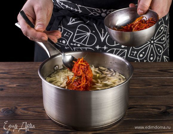 В бульон добавьте капусту и картофель. Доведите до кипения. После закипания добавьте зажарку.