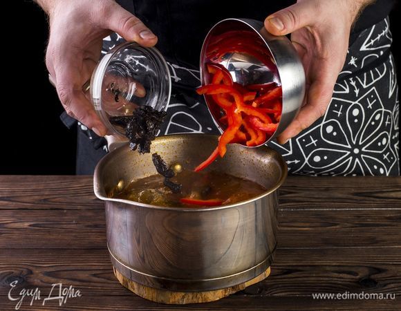 Затем добавьте болгарский перец и чернослив.