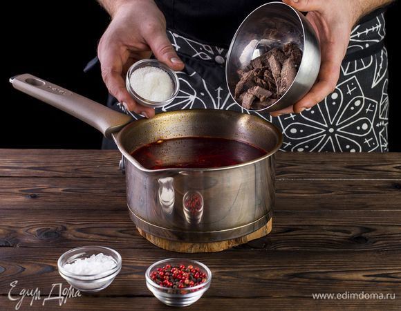 Добавьте мясо, сахар и специи по вкусу. Варите борщ еще 10 минут, выключите огонь и оставьте блюдо настояться на 15 минут под крышкой.