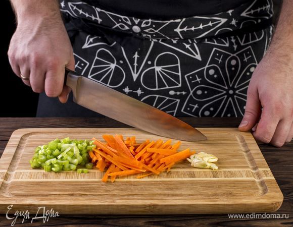 Морковь и сельдерей нарежьте, чеснок раздавите.  