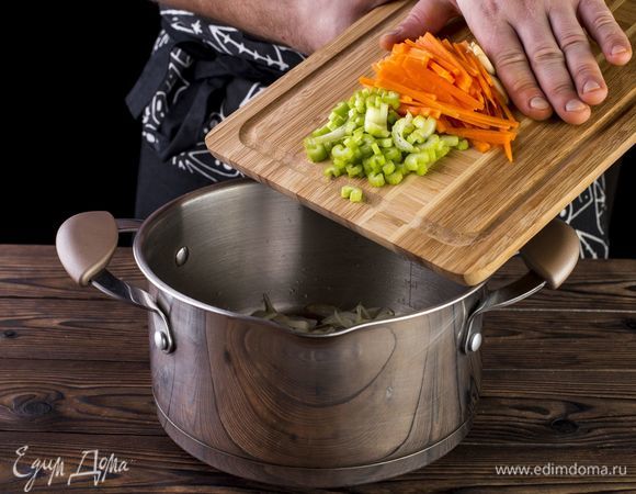 Отправьте овощи в кастрюлю.