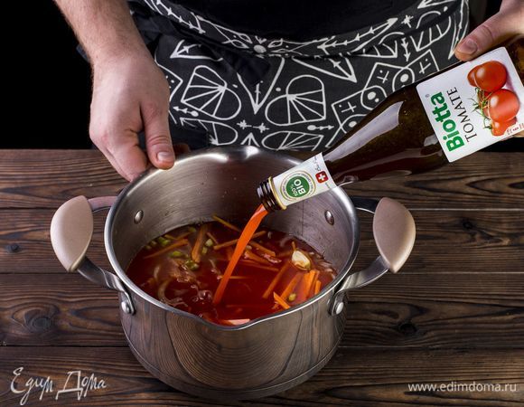 Добавьте в кастрюлю томатный сок Biotta, все хорошо перемешайте.