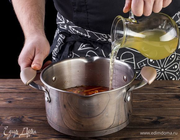 Добавьте овощной бульон или воду. Доведите до кипения.