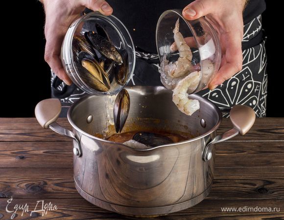 Добавьте предварительно размороженные креветки и мидии. Можно использовать и другие морепродукты.